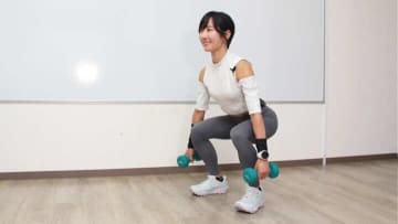 短時間で強く効かせる「ダンベルスクワット」。脚・お尻の引き締め＆基礎代謝アップ（水入りペットボトルでもOK）