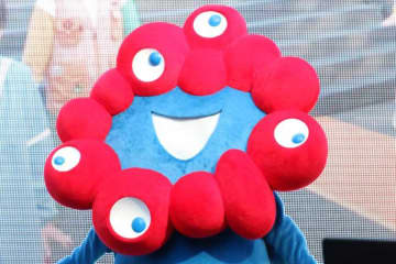 『FNS歌謡祭』ミャクミャクの“声”にネット驚き「え！喋るの!?」「衝撃w」「センターにいる」