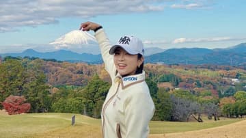 イ・ボミ、富士山との遊び心ショットが話題　つまみ上げポーズに「素敵です」「大好き〜かわいい」