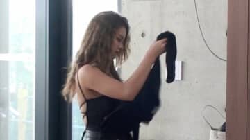 21歳で専属モデル中に妊娠 可愛すぎる顔面と最強ボディの若ママが“大人の本”に手を伸ばし「え、見るの！？」