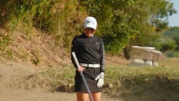 佐久間朱莉「最悪」、バンカーでまさかのハプニング…！乙女すぎるリアクションに「ギャップにやられた」「可愛すぎる」と反響続々