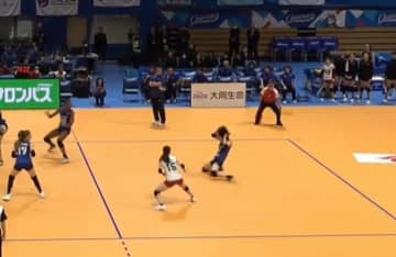 女子バレー、頭部直撃の強烈スパイクにざわめき 直後に注目選手が…振る舞いに反響も