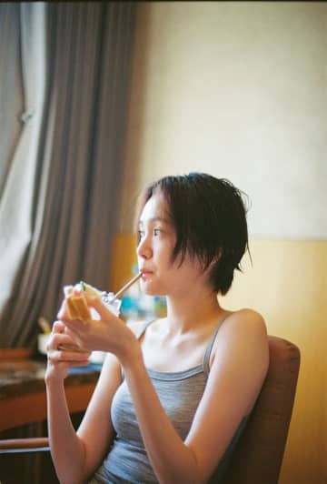 尾碕真花、シャワーに打たれる姿、ありのままの姿も　2nd写真集各カバー表紙発表