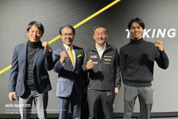 ダンロップ山本悟社長が中嶋悟監督に感謝を伝える。住友ゴムがブランド戦略発表会を開催