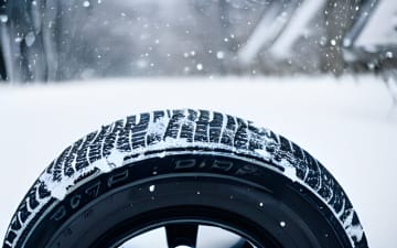 車の『スタッドレスタイヤ』、いつ変えるべき？履き替えの適切な季節を解説