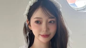 堀未央奈 “絶対領域”見せの超ミニ丈ボトム×ニーハイソックスで抜群のスタイルを堂々披露！るんるんとご機嫌なポーズをしたショットも