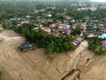 インドネシア・スマトラ島の洪水、死者712人に