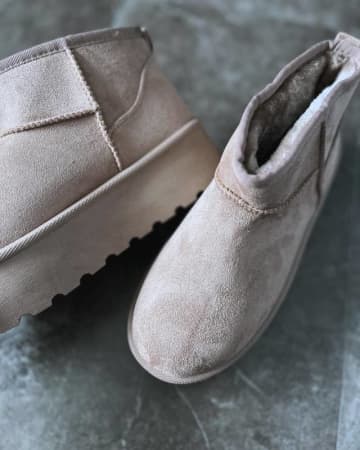 ムートンブーツに合う服は？ 時代遅れに見えない最新コーデ術を徹底解説！