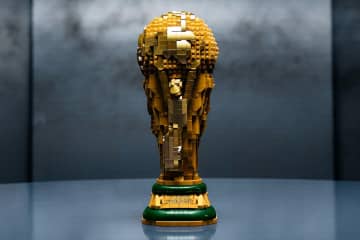 レゴの実寸大「FIFAワールドカップ トロフィー」内部に隠しギミック付き