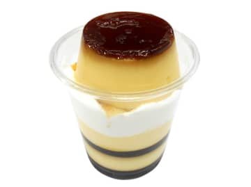 固め食感の蒸しプリンに軽いくちどけのカスタードプリンムース、なめらか食感のプリンをのせた! セブン‐イレブンが「プリンを楽しむカスタードプリン＆ムース」を発売