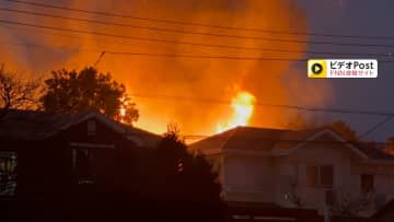 夜空に立ち上る炎「電気コード付近から出火…」2階建て住宅火災で近隣の3棟も燃える　千葉・四街道市