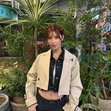 「日本で見たことない」「市販されてるのがすごい」超次元グラマラスボディグラドル、極短ニットコーデが沸騰