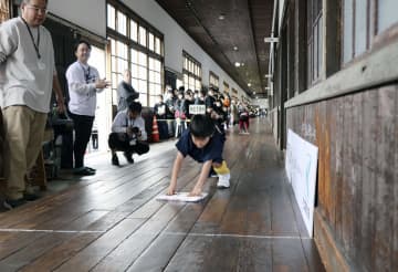 日本一長い廊下で雑巾がけレース開催　根強い人気、愛媛・西予の宇和米博物館