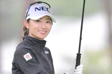人気女子ゴルファー襲った“悲劇”「可愛いお顔に」　予想外の被害に思わず苦笑い