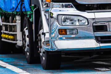 高速道路で “大型トレーラー” が『2万6000キロの超重量オーバー』NEXCOが “運転手と会社” を告発しネットで話題に「多分下り坂は止まれないよね。タイヤもバーストすることだってあるぞ」「10トン車に20トン積むと4096台分も摩耗するんだよな。罰金も4096台分にすればいいのに」