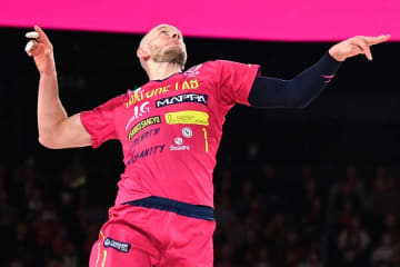 1400万円超ポルシェに「体おさまるの？」　205cm巨漢選手に羨望の声「似合う男になりたい」