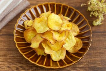 揚げずに簡単＆ヘルシー♪パリパリ食感の「さつまいもチップス」の作り方