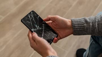 スマホの故障原因1位はバッテリー劣化　修理か買い替えかの境目が明らかに