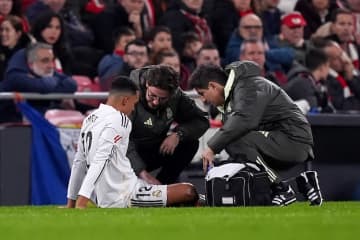 レアルの“右SB問題”が再度深刻化…A・アーノルドが負傷交代　大腿四頭筋のトラブルで離脱の可能性