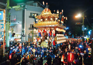 24万8千人の見物客が酔いしれる　冬空焦がす熱気と興奮　秩父夜祭　豪華絢爛な屋台と笠鉾が市街地をさっそうと曳行　スターマインや尺玉など4千発以上の花火も