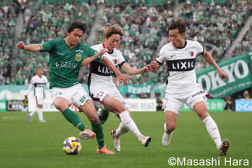 東京V対鹿島、大熱戦を生んだ｢3つのマジック｣(1)｢優勝目前｣鹿島の攻撃を封じた東京V｢前半45分間｣の城福マジック