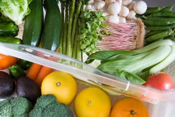 『野菜室に入れるべきではない野菜』4選　適していない理由とは？正しい保存方法も