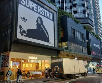 【韓流】「2025 MAMA」香港開催で発見！存在感を見せるKコンテンツ、BLACKPINKジェニー、IU、BABYMONSTER…有名ブランドアンバサダーが繁華街や空港を彩る〈レポート〉