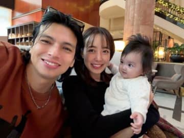 川崎希、夫・アレクの誕生日を祝福「ニコニコパワーで癒しをプレゼント 笑」家族ショットも公開