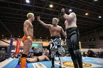 【新日本】IWGPタッグ王者K.O.BがTMDKを粉砕！ Yuto-Iceが新弟子時代を共にした大岩陵平を“モブレスラー”と酷評し完全決別「覚悟のねえ、弱えヤツに興味無ぇんだよ」