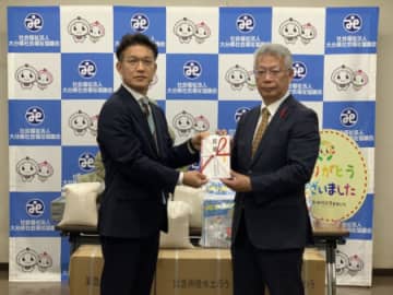 大分県遊協、第24回ファン感謝デー収益でお米30kgと緊急簡易土のう335枚を寄贈