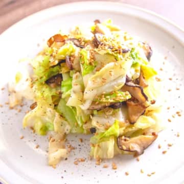 【キャベツが無限に食べられる】「これ…気づけばお皿が空」「しいたけが良い仕事してる」香りが止まらない一皿レシピ