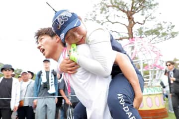 「こんな感動シーンがあったとは…」　救急搬送直後に涙の祝福　女子ゴルファーが忘れぬ“敬意”