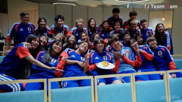 なでしこジャパンに“エアバンド”が爆誕？ニールセン監督の歌＆若手DF２人の伴奏がノリノリすぎる！宮澤ひなたの誕生日をお祝い