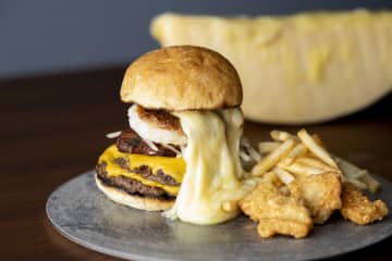 コートヤード・バイ・マリオット 白馬、信州和牛とラクレットチーズのハンバーガーを販売　12月1日から