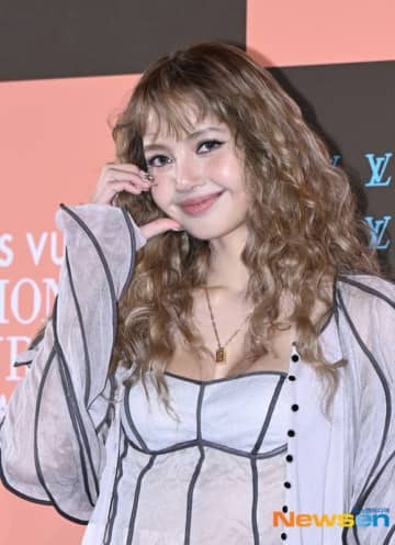 【PHOTO】BLACK PINK リサ「ルイ・ヴィトン」のイベントに出席（動画あり）