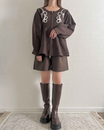 【しまむらのブラウン】が高見え！ おしゃれに体型カバーが叶う♡「ペプラムカーデ」