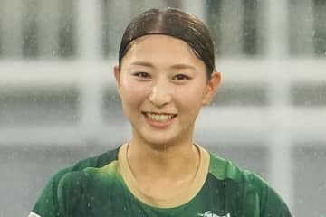 ｢美人すぎるて｣なでしこMF塩越柚歩、ミャンマー遠征オフショに横浜の夜景輝く“彼氏目線ショット”も公開