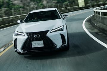 レクサス・UX300hがインテリアを中心に進化！64色の照明で都会派クロスオーバーの魅力を向上