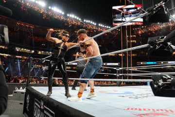 ある意味“歴史的”ワンシーン？ 怪力デカ女レスラーが引退間近レジェンドを「ひょいっ」と持ち上げ…カメラが捉えた“大迫力ショット”