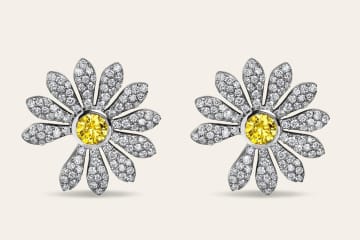 ジェイコブ＆コー×G-DRAGON“デイジー”のイヤリング、煌めくダイヤモンド付きホワイトゴールドで