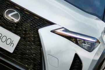 レクサス「UX300h」を一部改良　新色ホワイトノーヴァ＆イルミ演出追加