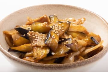 【現役板前が伝授】”ビールと相性抜群”『鶏皮茄子炒め』のレシピが話題！”革新的”絶品おかずに主婦も大絶賛「これは革命ですよ！」「これは思いつきませんでした！」