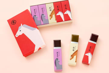 とらや2026年の干支「午」の和菓子、馬のたてがみ風生菓子&”馬の姿”表した黒と黄の羊羹も