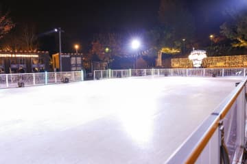 横浜・山下公園“光と音に包まれる”スケートリンク、キッチンカー＆園内を走るレトロ機関車も