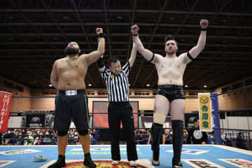 【新日本】オーカーン、SANADAを“ギター葬”で粉砕！ 帝国の逆襲、H.O.Tの無法連携を断ち切り『WTL』3勝目「優勝すること以外、どうだっていいだろう」