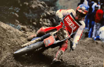 スポーツ功労者として文部科学大臣より顕彰を受けたモトクロスライダー東福寺保雄氏