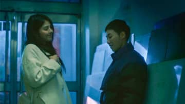 ハン・ソヒ　互いの寂しさを埋めるような深いキス　クィア・ロマンスに挑戦　「12月の君へ」本編映像