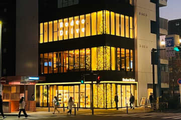 関内の夜空を照らす冬のシンボル今年も輝く高さ約12mのクリスマスツリー　『ロデオドライブ横浜関内店』