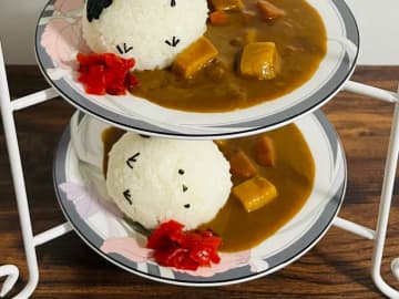 盛りつけたカレー　その横を見ると…「好き」「かわいすぎて食べられない！」