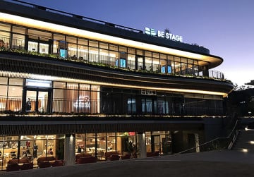 東京 代々木公園 BE STAGE ハワイアンレストラン「Tiki’s Tokyo」に3つのクリスマス限定メニュー　圧倒的なハワイ感満載のサーフ＆ターフ、贅沢ビスク、いちごパフェも◎ 愛犬OK♪